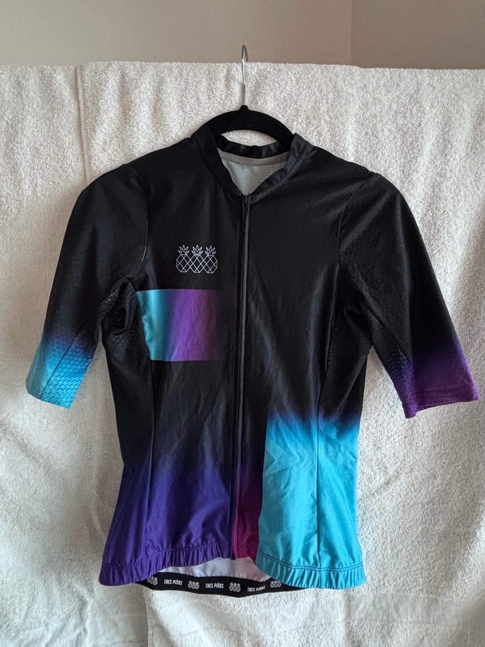 Men's Black Gradient Short-Sleeve Swim Top - Blue & Purple Accent